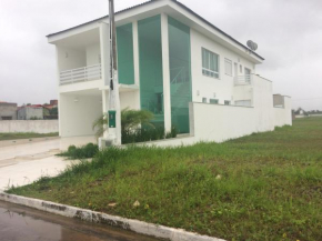 Casa Itanhaém em condomínio fechado de frente para o mar